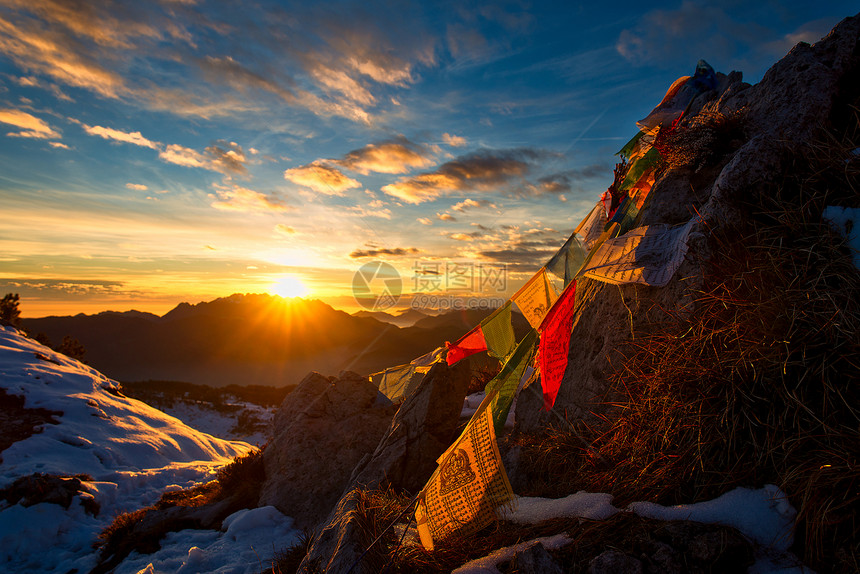 亚洲藏族在山上祷告的旗子和温暖日落的颜色丰富多彩祈祷图片