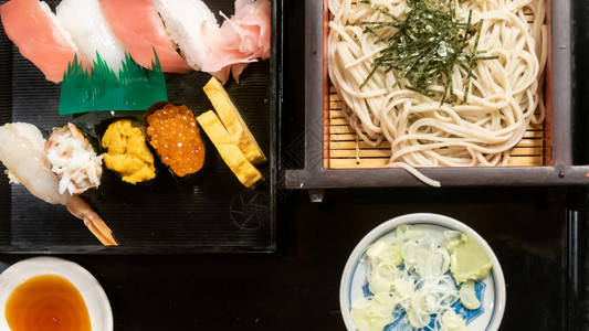 日本豆面生鱼肉和野草寿司盘子美食可口紫菜包装图片