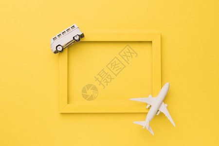 酸奶公共汽车由玩具飞机构成的黄框架案子背景图片