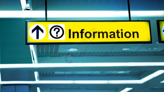 飞机场诺维科夫车站指向信息边界的机场标志处背景图片