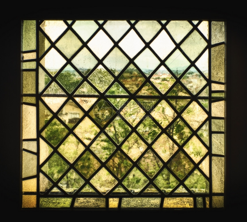 绘画旧的彩色玻璃窗上面有颜料的玻璃窗和铅把法国乡村扭曲为一种景象看起来像一幅印象画笑声含铅历史图片