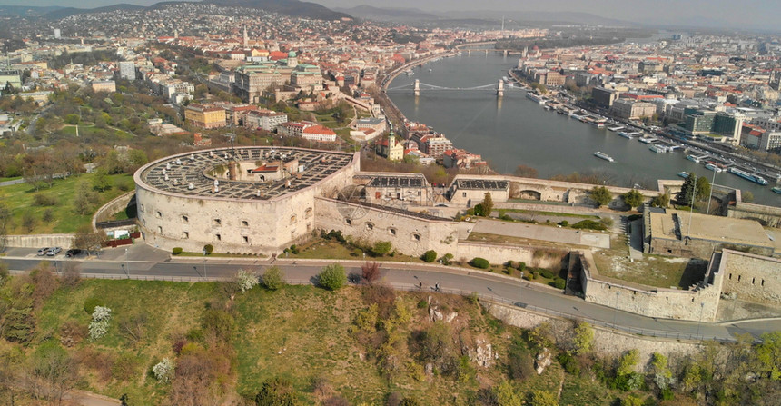 城市Citadel和布达佩斯天空线际全景中观测匈牙利首都的天空从看盖勒特图片