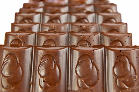 甜食糖果苦的白色背景上隔绝的多孔巧克力条图片