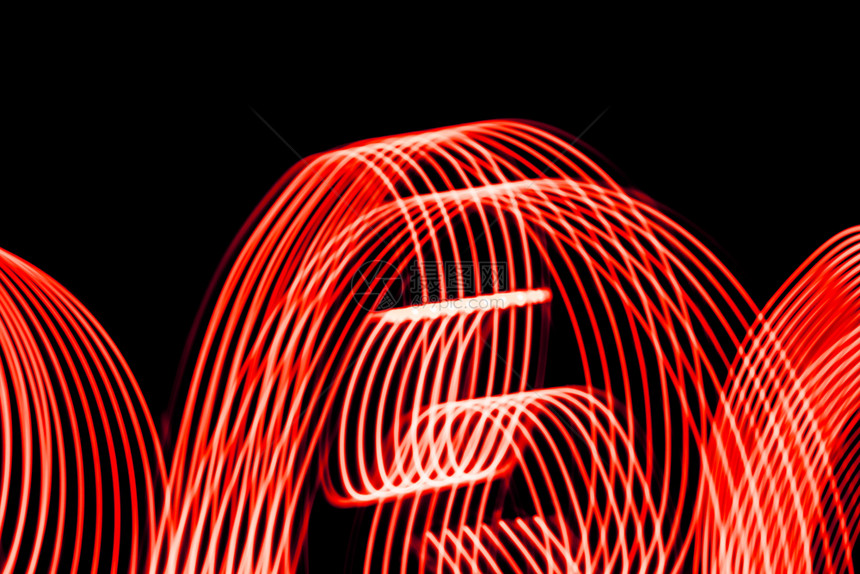 来自黑色背景上的灯条亮红色螺旋图案来自黑色背景上的灯条明亮螺旋图案模式时间抽象的图片
