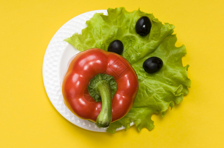 单身的黄底白盘上色的贝尔胡椒橄榄沙拉生菜钟饮食图片