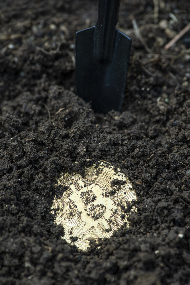 目的市场矿业Bitcoin硬币在土壤中的比特币采矿加密概念黄埋硬币和铲子图片