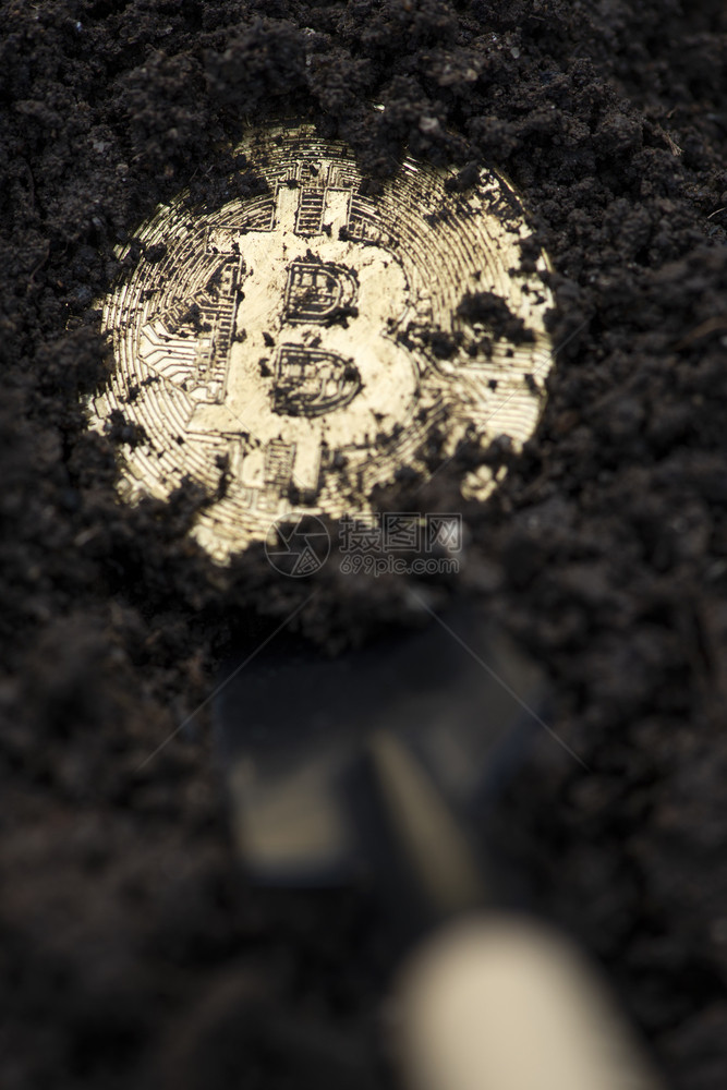 Bitcoin硬币在土壤中的比特币采矿加密概念黄埋硬币和铲子闪亮的金融银行业图片