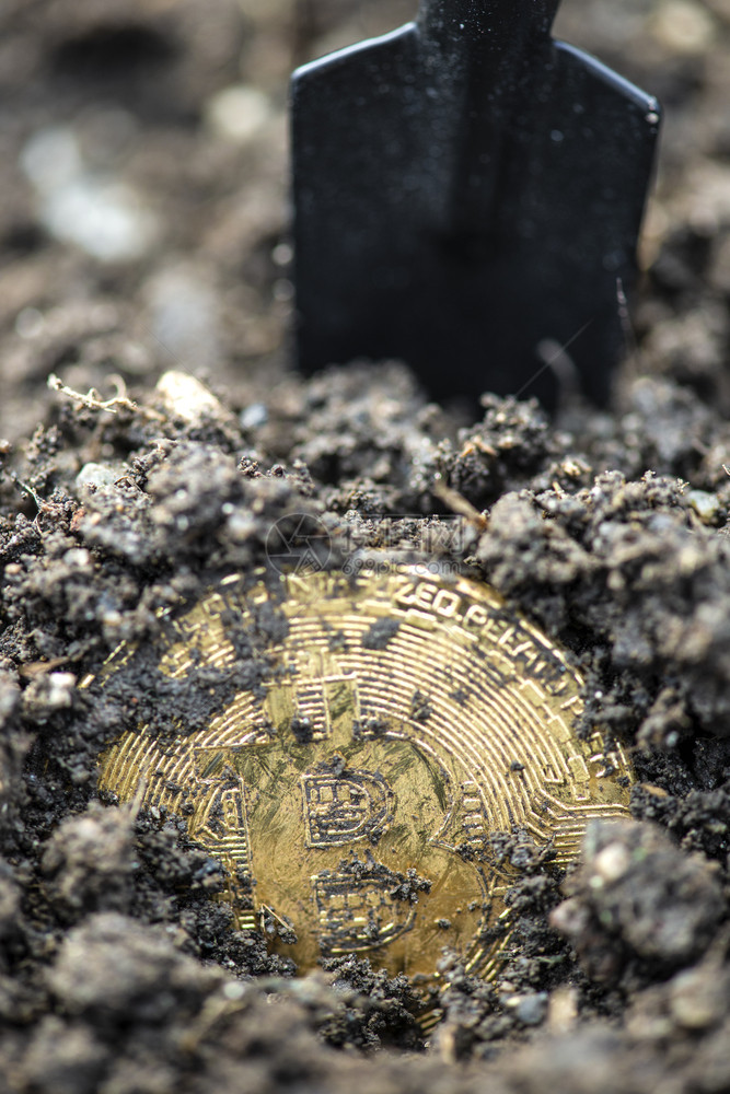 闪亮的钱Bitcoin硬币在土壤中的比特币采矿加密概念黄埋硬币和铲子加密货图片