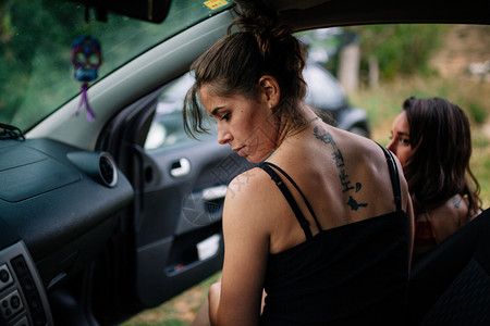 两个年轻的女者在汽车里享受快乐Igbti概念白天里面人们图片