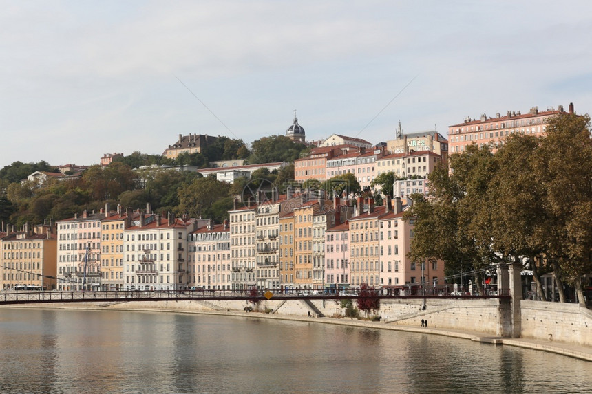 城市景观地标欧洲里昂市与法国萨河的景象图片