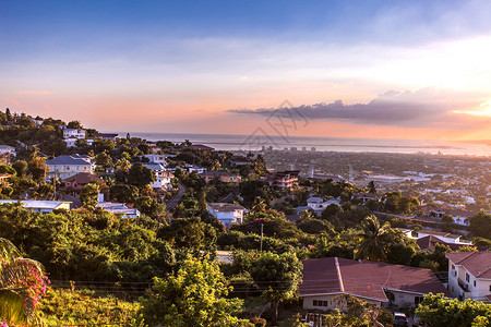 蒙特哥贝牙买加金斯敦城市山丘与鲜花牙买加金斯敦城市山丘日落金士顿采取蓝色的背景