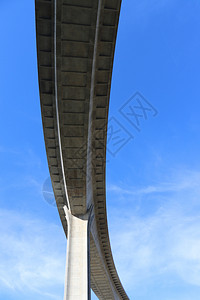 查看蓝色天空背景的混凝土纵管斜形高速公路臭鼬蓝色的图片