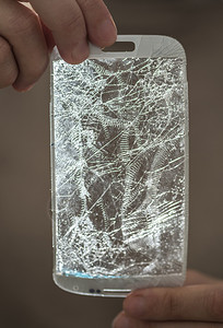 手机握破碎的智能光谱屏幕背真一种白色的图片