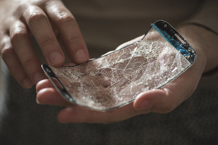 手机玻璃握破碎的智能光谱屏幕背真苹果手机图片