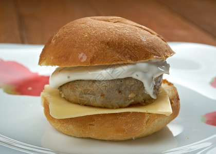 美食牛肉自制菲力鱼三明治特写汉堡包图片