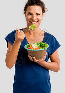 人们快乐的中年妇女吃健康沙拉的肖像幸福图片