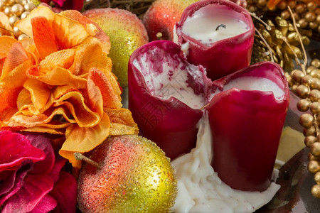 假期传统圣诞装饰包括蜡烛人工苹果和鲜花等传统的圣诞节装饰品礼物图片