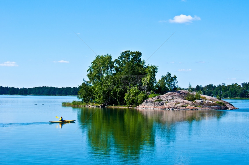 桨白天男芬兰在赫尔辛基和平的风景芬式露天和远处有独木舟的图片