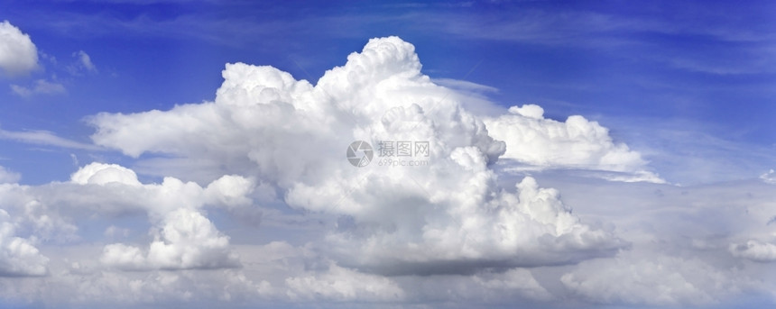 灰蒙蓬松的有云宽广地平线田园诗般的图片