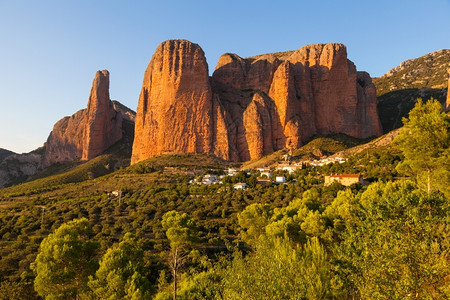 红色木槌远足山木槌西班牙韦斯卡阿拉贡的MallosdeRiglos背景