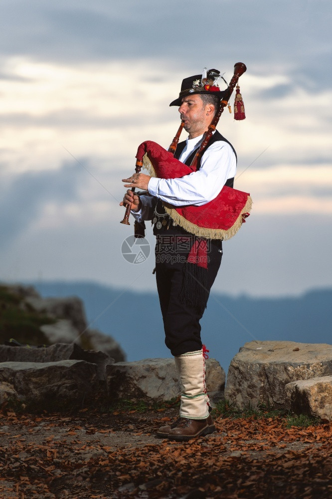 盖塔Bergamo传统服装风管播放器吹笛者苏格兰人图片
