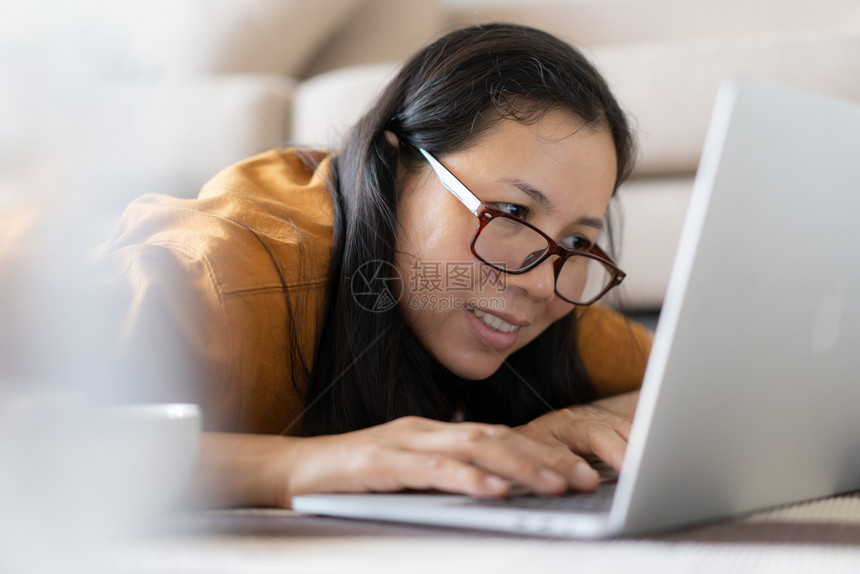 女在家使用笔记本电脑的亚洲妇女眼镜活的图片