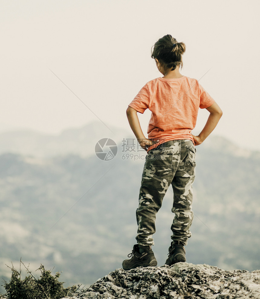 天空头脑女孩在自由心灵的年轻然中行走图片