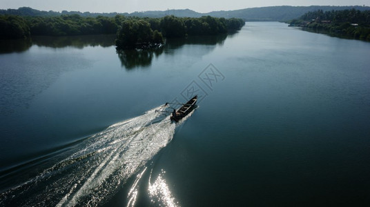 海洋活动印度船夫驾驶着漂浮的湖印度船夫驾驶着湖跟踪图片