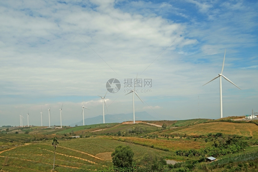 电气力量拥有美丽天空背景的山上可再生能源风力磨机厂图片