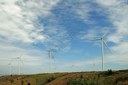 新的风力涡轮机塔拥有美丽天空背景的山上可再生能源风力磨机厂图片