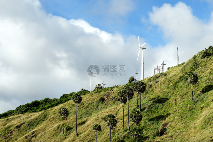 电气力量拥有美丽天空背景的山上可再生能源风力磨机厂塔图片