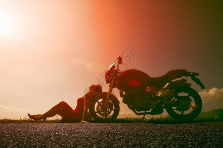 骑自行车的人女孩在阳光下休息仰着摩托车的轮子白种人他图片