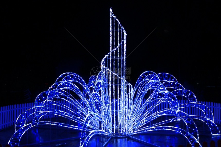 乌克兰切尔尼希夫新年节日中美丽的蓝色灯光切尔尼希夫新年节日夜中美丽的蓝色灯光火花泛假期图片