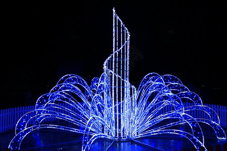 切尔尼戈夫乌克兰切尔尼希夫新年节日中美丽的蓝色灯光切尔尼希夫新年节日夜中美丽的蓝色灯光火花泛假期背景