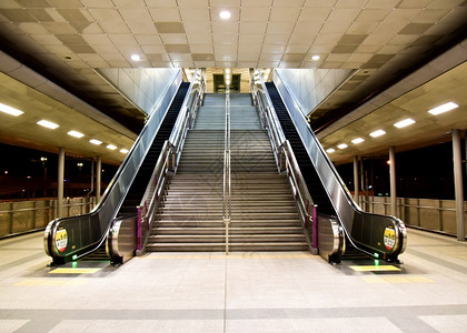 地面城市运动天空火车站的楼梯厢和火站的楼梯图片