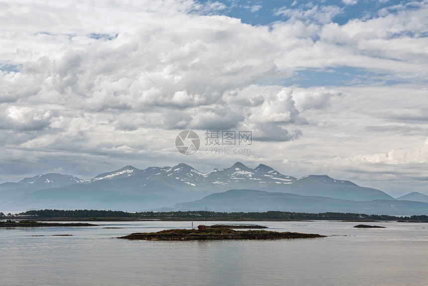 夏天在挪威莫德峡湾的一个岛屿上建造座房屋的全景山观挪威莫德尔德峡湾的一些岛屿目地北欧图片