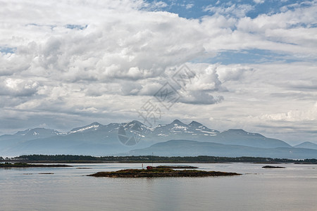 斯堪的纳维亚半岛夏天在挪威莫德峡湾的一个岛屿上建造座房屋的全景山观挪威莫德尔德峡湾的一些岛屿目地北欧背景