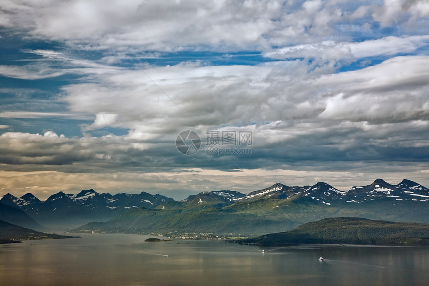 半岛在摩尔德山脉上空的云层与一些船只在码头挪威的云层覆盖在挪威莫尔德山之上斯堪的纳维亚语超过图片