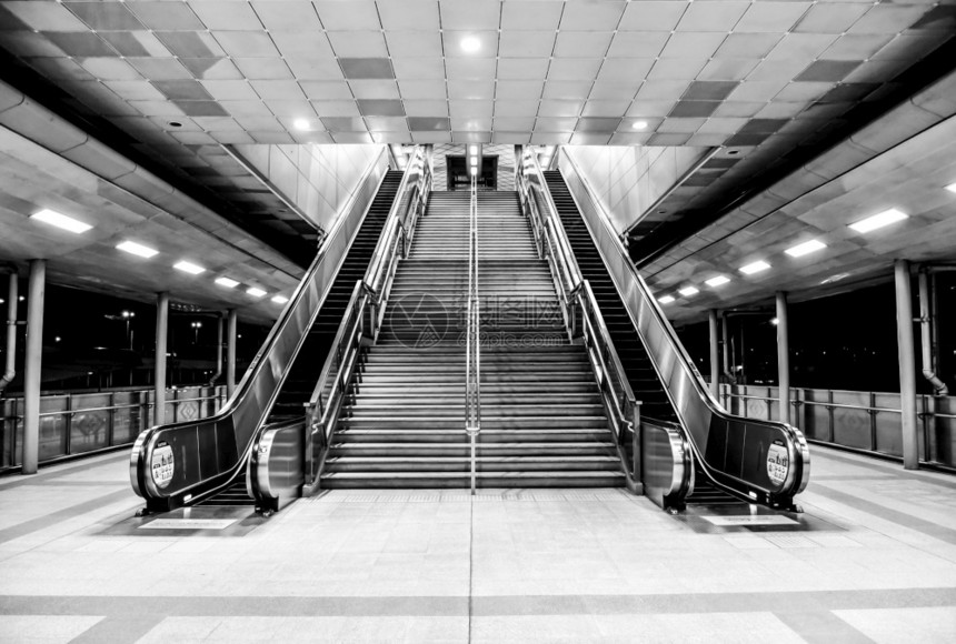 自动扶梯地铁技术天空火车站的楼梯厢和火站的楼梯图片