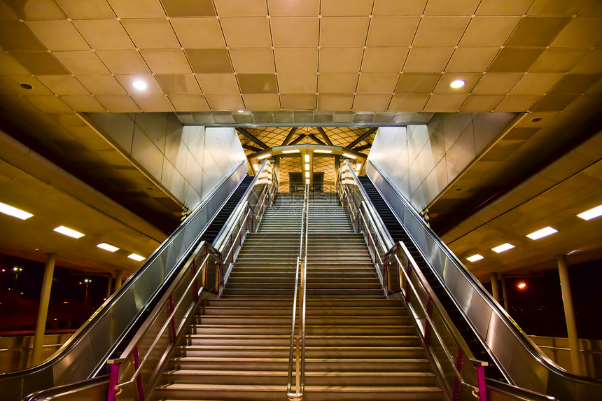 天空火车站的楼梯厢和火站的楼梯现代终端白色图片