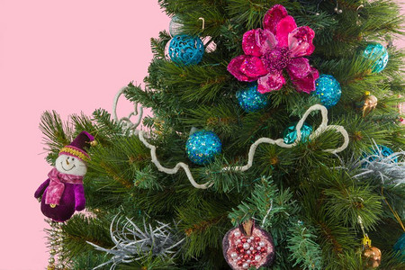 盛装圣诞树配有著名雪人花朵石榴和舞会假期装饰风格庆典图片