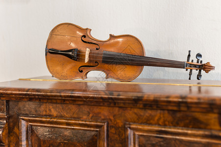 放在家具上的小提琴图片