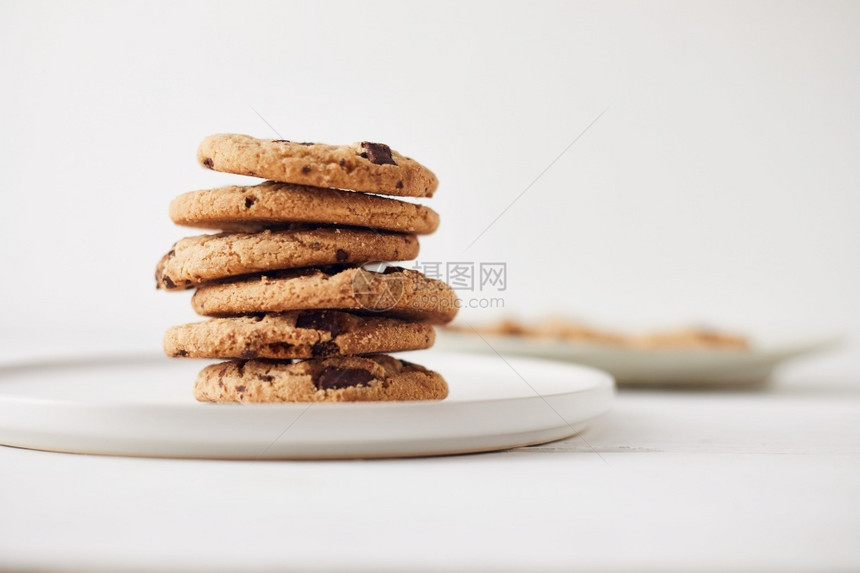 一种巧克力薯片饼干甜美味点心概念的甜点图片