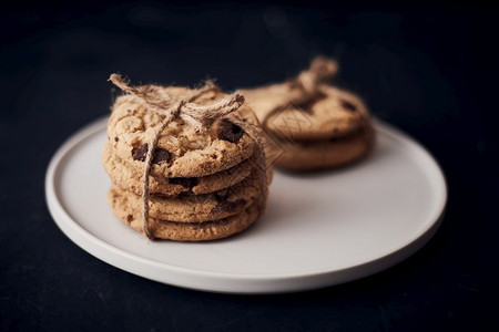 巧克力薯片饼干甜美味点心概念木制的小吃白色图片