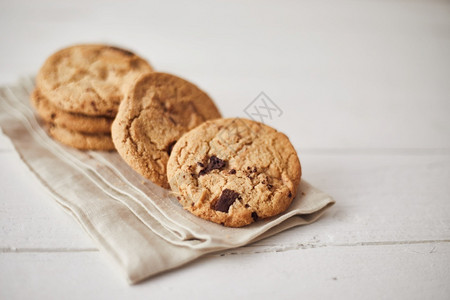芯片复制美味的巧克力薯片饼干甜美味点心概念图片