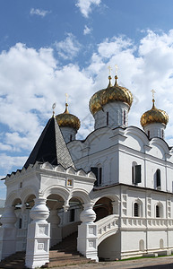 外部的古老伊帕蒂耶夫修道院的黄金圆顶八月图片