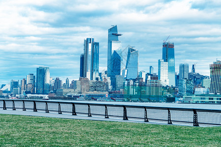 纽约高线公园HudsonYards摩天大楼和曼哈顿纽约的天际线从泽西城看到的码约克纽市背景