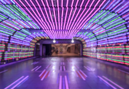 节日彩虹LED光线隧道的布蓝抽象bokeh夜晚出去图片