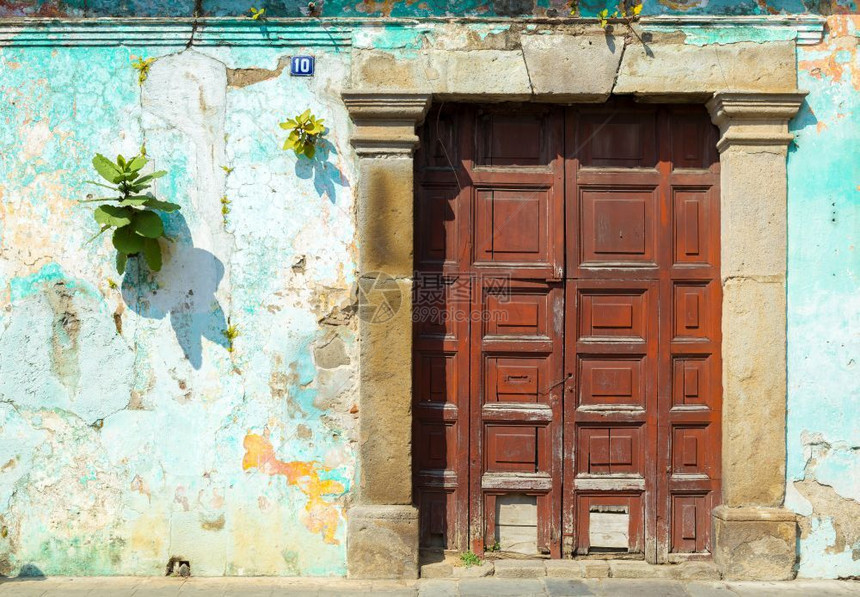 街道优质的古老蓝色西班牙殖民墙中的木门危地马拉安提瓜危地马拉中美洲央图片