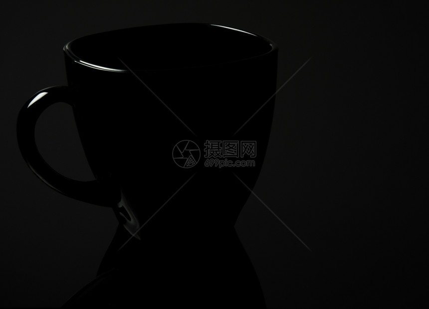 芳香艺术底部的黑玻璃杯轻照亮与黑色背景相隔绝瓷图片